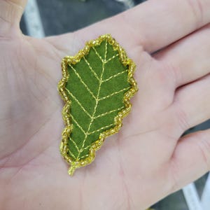 Groene kralen eikenblad opstrijkappliqué 1 1/4" x 2 1/4" hoog