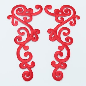 Può includere: Due applicazioni in tessuto ricamato rosso con un design floreale a spirale. Le applicazioni sono perfette per aggiungere un tocco di eleganza a vestiti, artigianato o arredamento per la casa.