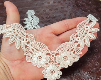 2 applicazioni floreali in pizzo veneziano color bianco sporco da cucire.