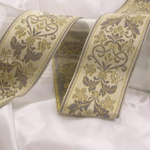 Jacquardband 2 3/8" (60,3mm) Exquisite Floral auf Grau auf Tan Priced Bulk Stock