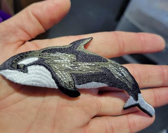 Toppa ricamata con orca e balena da stirare: 4 3/4"