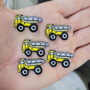 Naszywka z motywem ciężarówki – miniaturowa aplikacja haftowana, 5 szt.