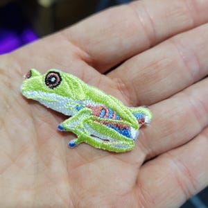 Aplique bordado termocolante de rã-arborícola, 1,27 cm de altura x 3,81 cm de largura.