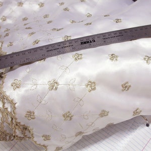 Breite 15 ""380mm Satin überbackene Randbesatz Weiß mit Tan Embroidery