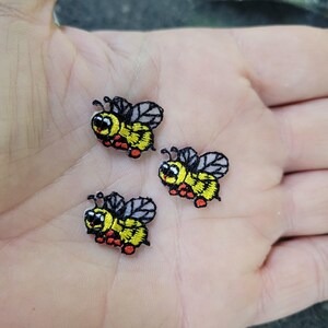 Lot de 3 mini écussons bourdons appliqués à repasser sur des appliqués brodés 3/4 po. x 9/16 po.