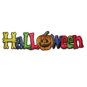 Op de afbeelding: Een kleurrijk geborduurd patch met het woord "Halloween" in een grillig lettertype. Een glimlachende jack-o'-lantern bevindt zich in het midden van het woord.