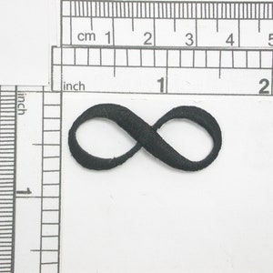 Könnte beinhalten: Schwarzer Infinity-Symbol-Patch, etwa 2,5 cm im Durchmesser.