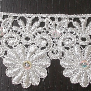 Venise Spitze 2 1/4" Off White mit Pailletten Detail Preis bulk stock