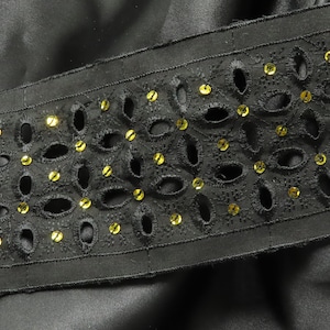 Geborduurd oogje 92 mm zwart met gouden paillettendetail op maat gesneden Prachtig borduurwerk op zwart katoen