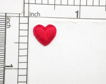 Könnte beinhalten: Ein kleiner, roter Filz-Herz-Patch. Der Patch hat einen Durchmesser von etwa 2,5 cm.