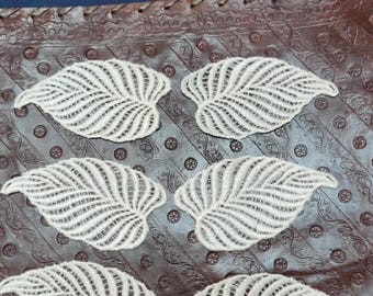 3 paia di applicazioni a forma di foglia in pizzo veneziano color bianco sporco, da cucire (sinistra e destra), altezza 10 cm x larghezza 5,4 cm ciascuna.
