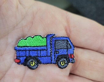 L'écusson pour camion-benne bleu entièrement brodé mesure 1 1/2" x 7/8"