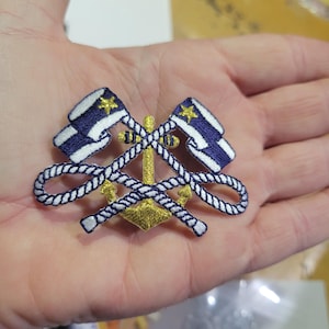 Anker en vlaggen blauw/wit/goud nautische appliqué volledig geborduurde afmetingen: ca. 2" x 1 3/4"