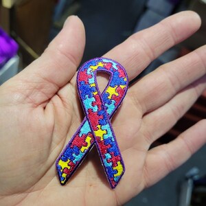 Aplique termocolante bordado com fita de conscientização do autismo (7,6 cm)