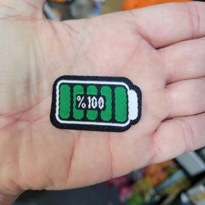 Parche termoadhesivo de tejido con batería 100 % cargada