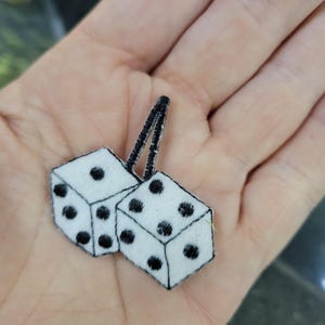 Applique brodée thermocollante époque 50's Furry Dice 1 7/8" x 1 1/2"