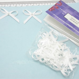 Band Bögen mit Perle 1 1/4 &quot;x 3/4&quot; 25 Pack (32mm x 19mm) weiß oder blau USA Lager