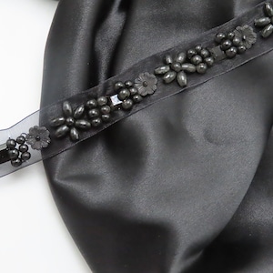 Black Sheer Schwer Beaded Trim Bulk Stock Die Perlen sind aus Holz und Kunststoff