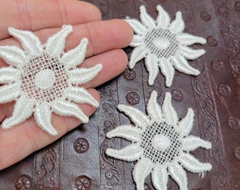 3 applicazioni da cucire con motivi di sole in pizzo veneziano color bianco sporco.