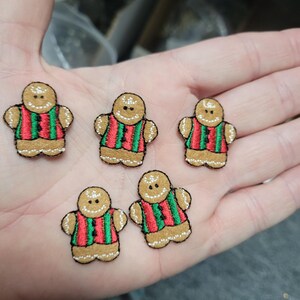 5 mini toppe termoadesive a forma di omino di pan di zenzero, applicazione in feltro ricamata