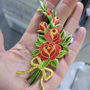 Aplique de spray de flor de rosa para passar a ferro, remendo bordado de 3" x 4 3/8"