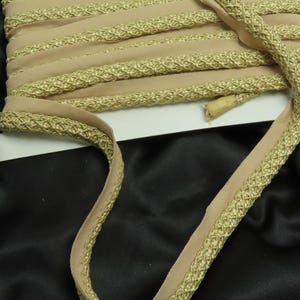 1/2 "gesponnener gewebter Cord beiger Cordedge auf 12,5 mm (1/2" Lippe) 7 3/8 Yard Restlänge Nähbesatz