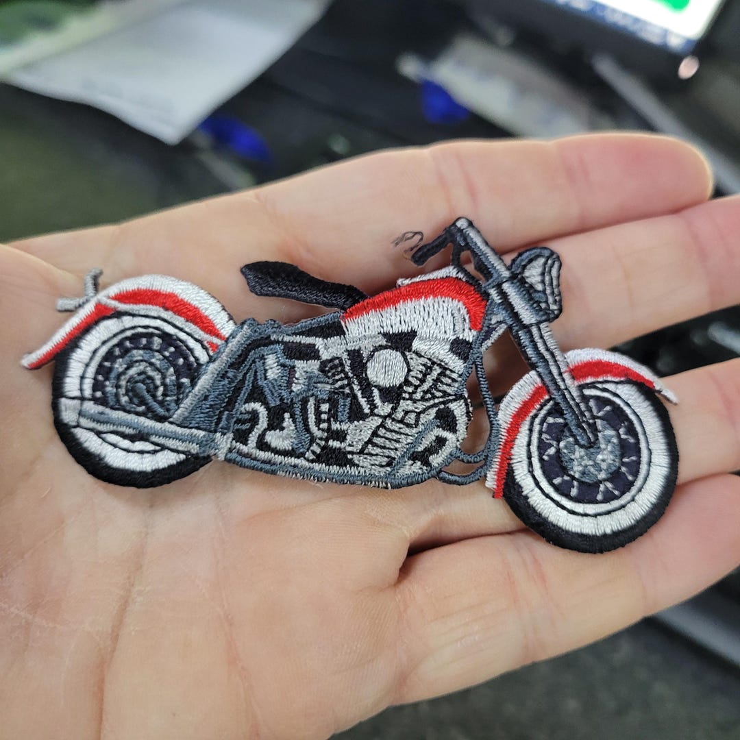 Toppa Ricamata Con Ferro Da Stiro - Nero E Rosso - 6,5x9,3 Cm Per Giacca, Jeans, Borsa Da Motociclista