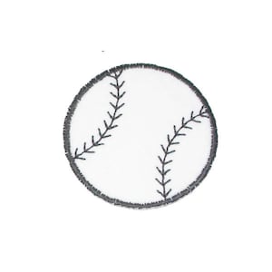 Op de afbeelding: Een witte baseball met zwarte stiksels. De baseball is rond en heeft een klassiek ontwerp.