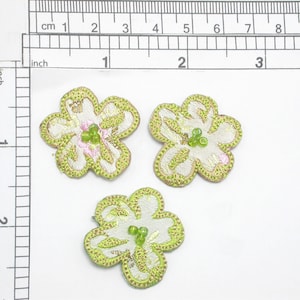3 x brokaat bloem met kraal ijzer op geborduurde applique maatregelen 1 7/16 &quot;breed