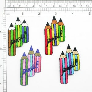 Pode incluir: Quatro patches bordados para passar a ferro com lápis de cor com a palavra "Pencil" escrita neles. Os lápis estão em diferentes combinações de cores: verde, amarelo e azul; vermelho, amarelo e verde; rosa, verde e azul; e azul, rosa e amarelo.