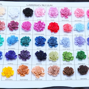 Peut inclure: Un nuancier de 36 fleurs en tissu de différentes couleurs. Les fleurs sont disposées en rangées et en colonnes sur un fond blanc. Les couleurs comprennent blanc cassé, blanc, noir, rose clair, tulipe, rose sauvage, rose vif, nectar sucré, rose vic, rose en fleurs, rose de jardin, rouge, corail, vapeur bleue, cloche bleue, tropique, oiseau bleu, jade, royal, bleu fumée, brume lilas, orchidée claire, raisin, delph, violet, améthyste, grappa, jus de citron vert, vert bourgeon, émeraude, maïs bébé, jonquille, or vieil or, soie brute, tan, turftan et marron.
