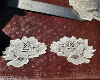 1 paio di applicazioni da cucire con motivi floreali di rose in pizzo veneziano, colore bianco sporco, sinistra e destra.
