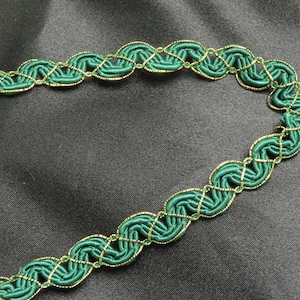 Trança 1/2" 12,5 mm verde caçador e acabamento de costura sofisticado dourado com preço por jarda