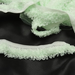 Lusfranje 1 3/8" lichtgroen met lip 5 3/8 yds restant