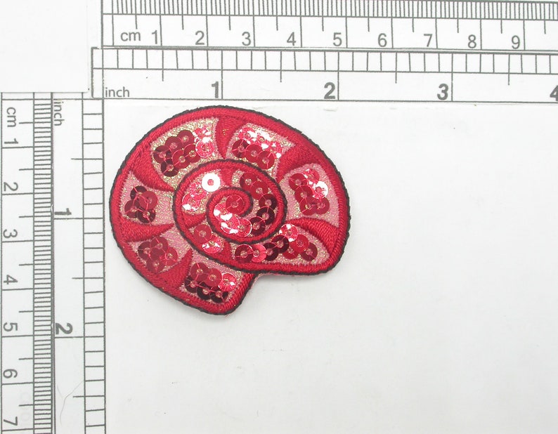 Strykmärke med röd paljett och snäckskal, holografisk applikation (5 x 4 cm) bild 1