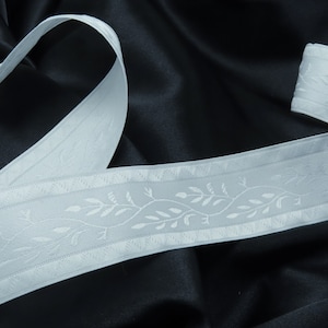 Jacquardband 1 5/16" 33mm Weiß Floral Auf Weiß Bulk Stock