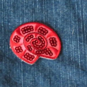 Strykmärke med röd paljett och snäckskal, holografisk applikation (5 x 4 cm) bild 2