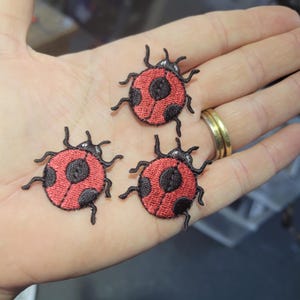 3 x lieveheersbeestje-patch opstrijkbare geborduurde appliqué 1 1/2" x 1"