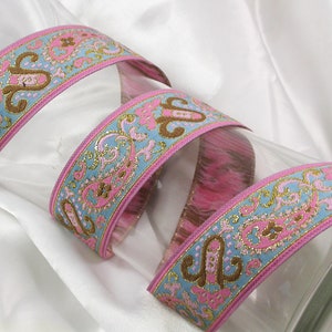 Jacquardband 1 1/4 ""Pink & Blue Paisley mit Metallic Gold Details""