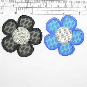 Holografische Daisy Blue of Black Geborduurde Iron On Patch Applique 2 1/2 &quot; x 2 1/2 &quot;