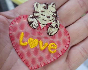 Liefdeshart met kattenpatch holografisch opstrijkbare appliqué 2 1/8" x 2 1/2"