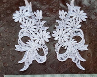 1 paio di applicazioni da cucire a forma di colletto con motivi floreali in pizzo veneziano, colore bianco, sinistra e destra.