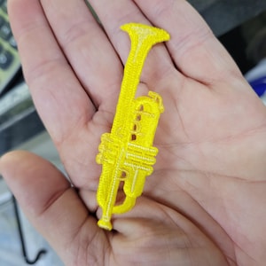 Écusson brodé trompette : appliqué entièrement brodé (3 1/4" x 1")