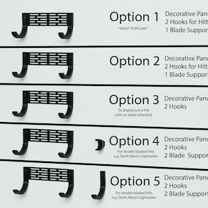 K&ouml;nnte beinhalten: F&uuml;nf verschiedene Optionen f&uuml;r eine Lichtschwert-Wandhalterung. Jede Option beinhaltet eine dekorative Platte mit einem schwarzen Metallgitterdesign, zwei Haken und entweder einen Klingenhalter-Clip oder einen Haken. Die Optionen sind mit "Option 1" bis "Option 5" beschriftet und mit Beschreibungen der Funktionen jeder Option versehen.