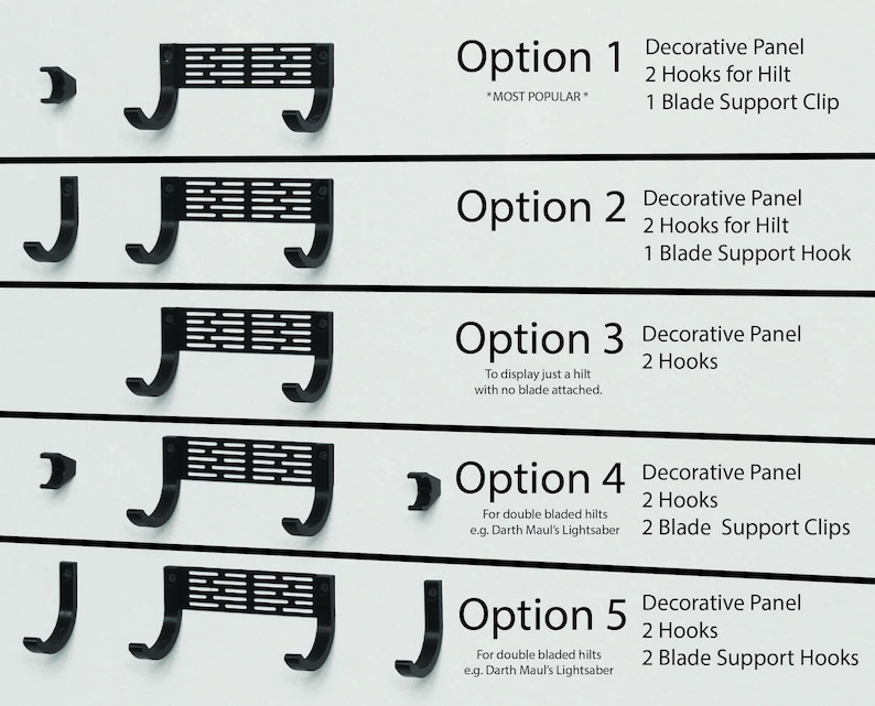 K&ouml;nnte beinhalten: F&uuml;nf verschiedene Optionen f&uuml;r eine Lichtschwert-Wandhalterung. Jede Option beinhaltet eine dekorative Platte mit einem schwarzen Metallgitterdesign, zwei Haken und entweder einen Klingenhalter-Clip oder einen Haken. Die Optionen sind mit "Option 1" bis "Option 5" beschriftet und mit Beschreibungen der Funktionen jeder Option versehen.