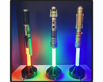 Soporte de escritorio para sable de luz: enchufable (sin pilas, empuñadura de sable de luz NO INCLUIDA)