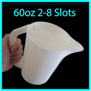 Puede incluir: Jarra de plástico blanco con asa, marcada con "60oz 2-8 Slots".