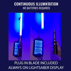 Puede incluir: Una pantalla de sable de luz iluminada en azul con el texto "CONTINUOUS ILLUMNATION NO BATTERIES REQUIRED" y "PLUG IN BLADE INCLUDED ALWAYS ON LIGHTSABER DISPLAY". La pantalla presenta una hoja de sable de luz y una base rectangular negra.