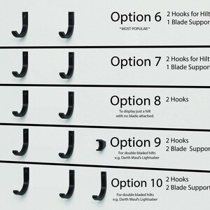 K&ouml;nnte beinhalten: Diagramm mit 5 verschiedenen Optionen zum Anbringen eines Lichtschwerts an einer Wand. Jede Option beinhaltet eine Kombination aus Haken und Klingenst&uuml;tzen oder Haken. Der Text "MOST POPULAR" steht neben Option 6.
