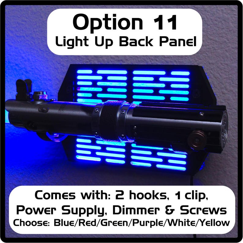 K&ouml;nnte beinhalten: Ein Lichtschwert-Display-St&auml;nder mit einem beleuchteten R&uuml;ckpaneel. Das Paneel hat ein Gittermuster und ist in Blau beleuchtet. Der St&auml;nder wird mit zwei Haken, einem Clip, einem Netzteil, einem Dimmer und Schrauben geliefert. W&auml;hlen Sie aus blauem, rotem, gr&uuml;nem, violettem, wei&szlig;em oder gelbem Licht.
